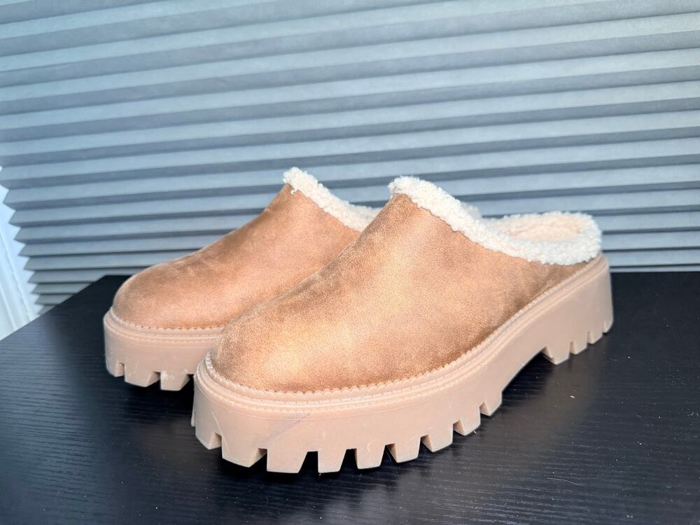 Dolce Vita DV Platform Clogs Faux Fur Lined Tan Suede Mule Lug Sole Women’s 9